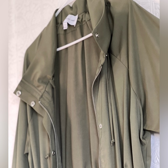 ELIZABETH&JAMES | Olive Windebreaker - Picture 3 of 6